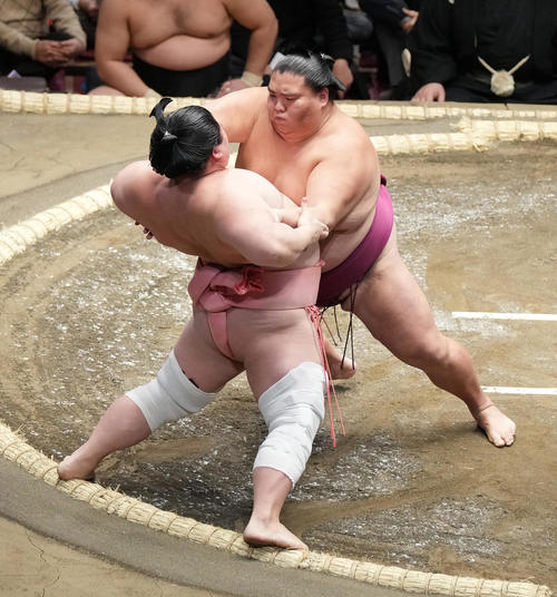 御嶽海（右）は宇良を押し出しで破る（撮影・小沢裕）