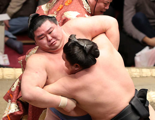 霧馬山（手前）を攻める正代（撮影・鈴木正人）
