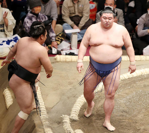 霧馬山（左）を小手投げで破った正代（撮影・鈴木正人）