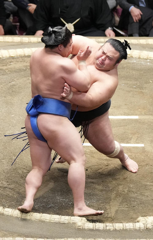 若隆景（左）を土俵際へ攻め込む貴景勝（撮影・小沢裕）