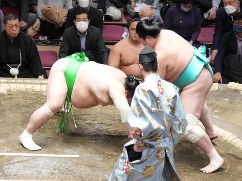 琴ノ若（右）は引き落としで千代丸を破る（撮影・小沢裕）