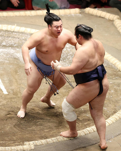 千代の国（右）を寄り切りで破る翔猿（撮影・鈴木正人）