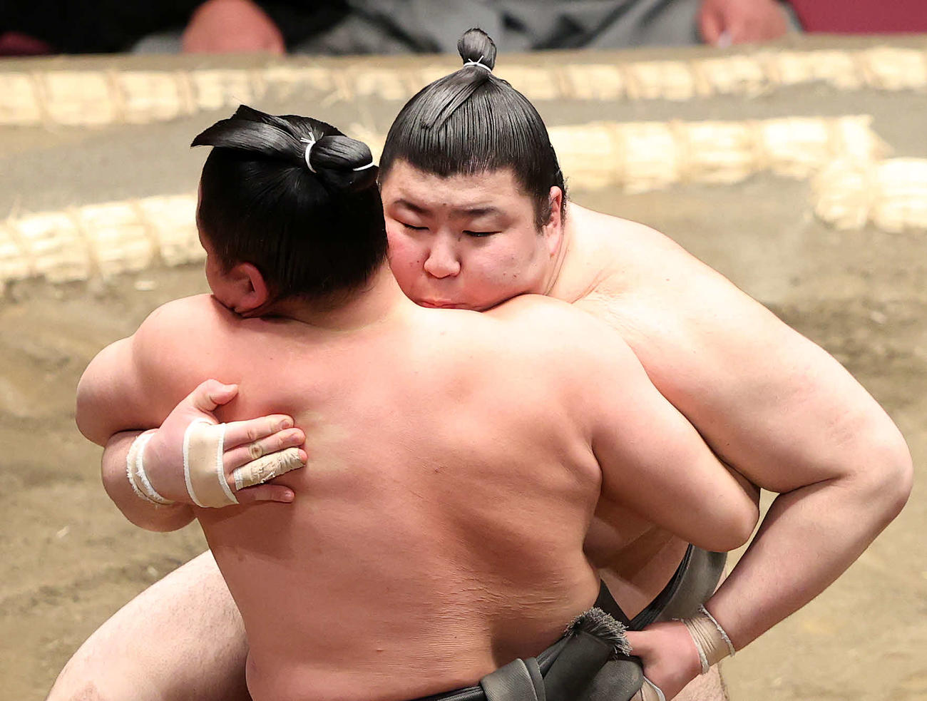 玉正鳳（手前）を攻める熱海富士（撮影・鈴木正人）