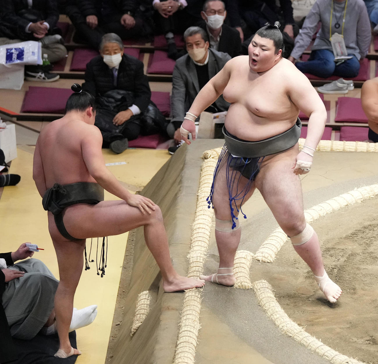 熱海富士（右）は寄り切りで玉正鳳を破る（撮影・小沢裕）