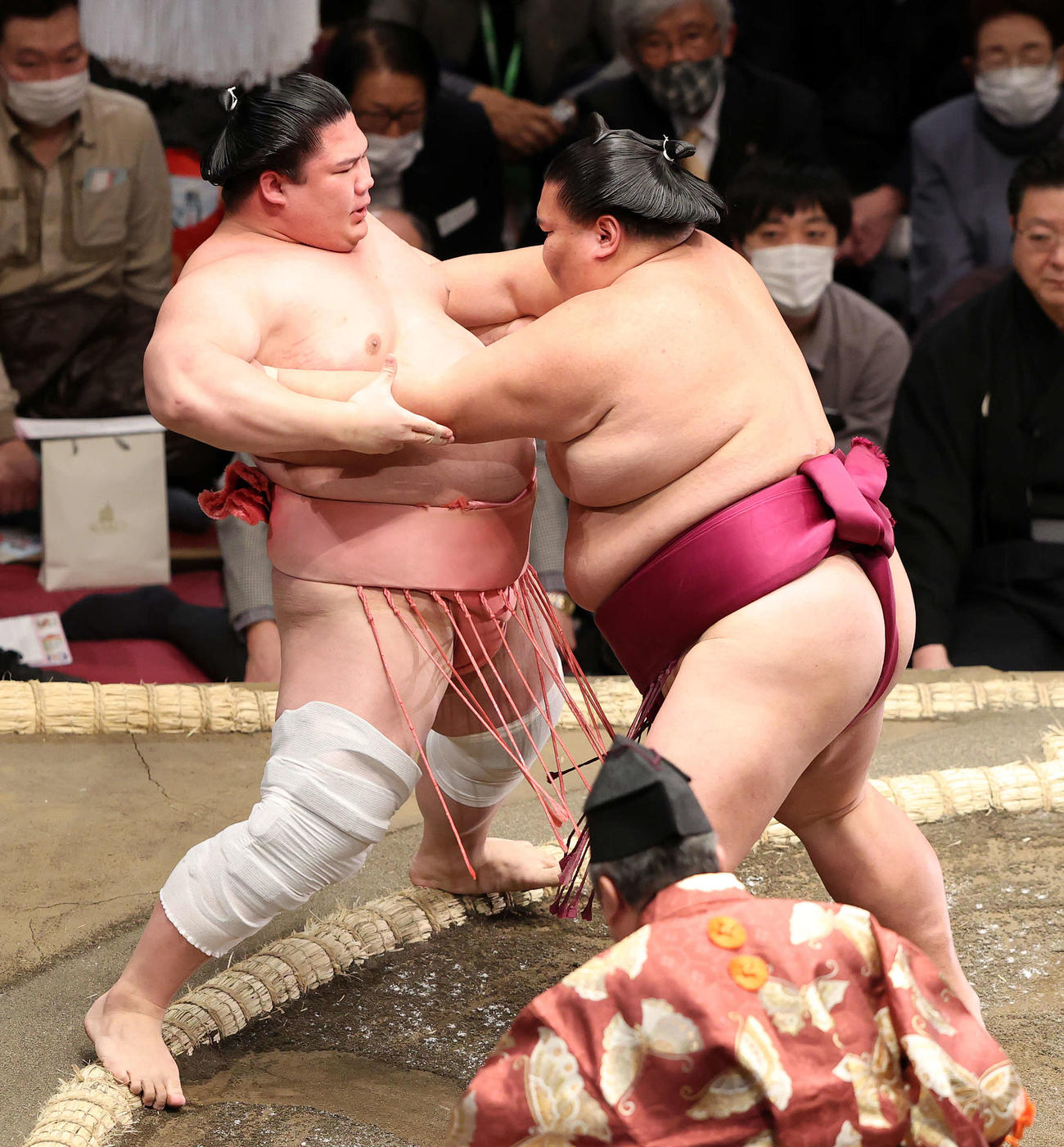 宇良（左）を押し出しで破る御嶽海（撮影・鈴木正人）