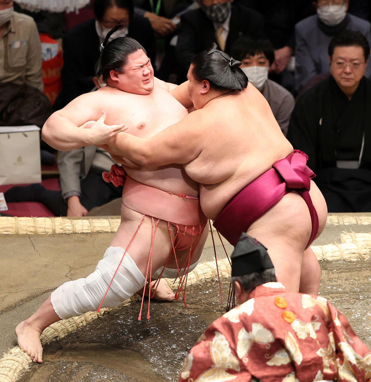 御嶽海（右）に押し出しで敗れる宇良（撮影・鈴木正人）