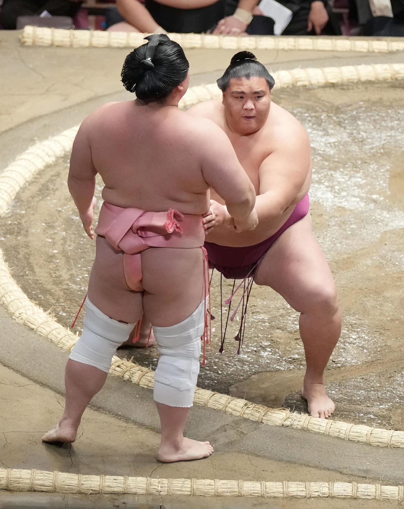 御嶽海（右）は宇良を押し出しで破る（撮影・小沢裕）