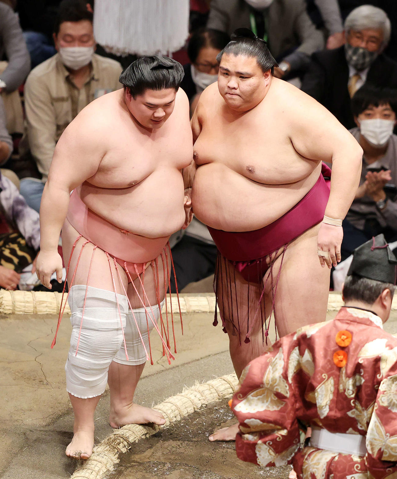 宇良（左）を押し出しで破った御嶽海（撮影・鈴木正人）