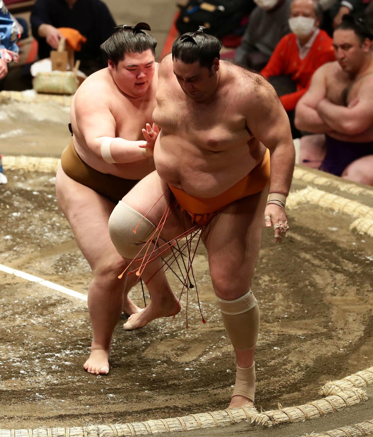 魁聖を押し出しで破った王鵬（撮影・丹羽敏通）