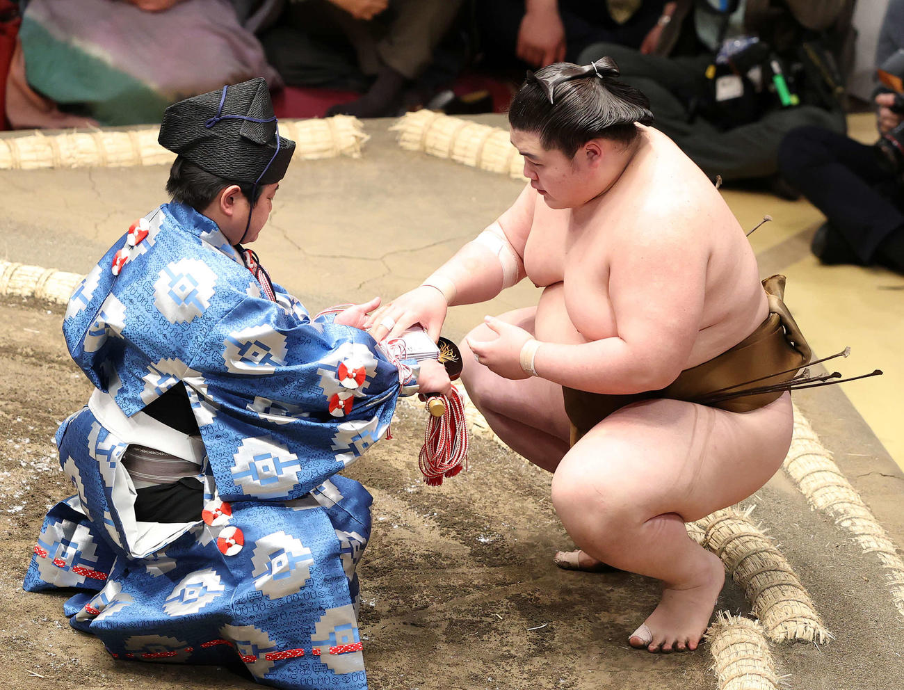 懸賞金の束を受け取る王鵬（撮影・鈴木正人）