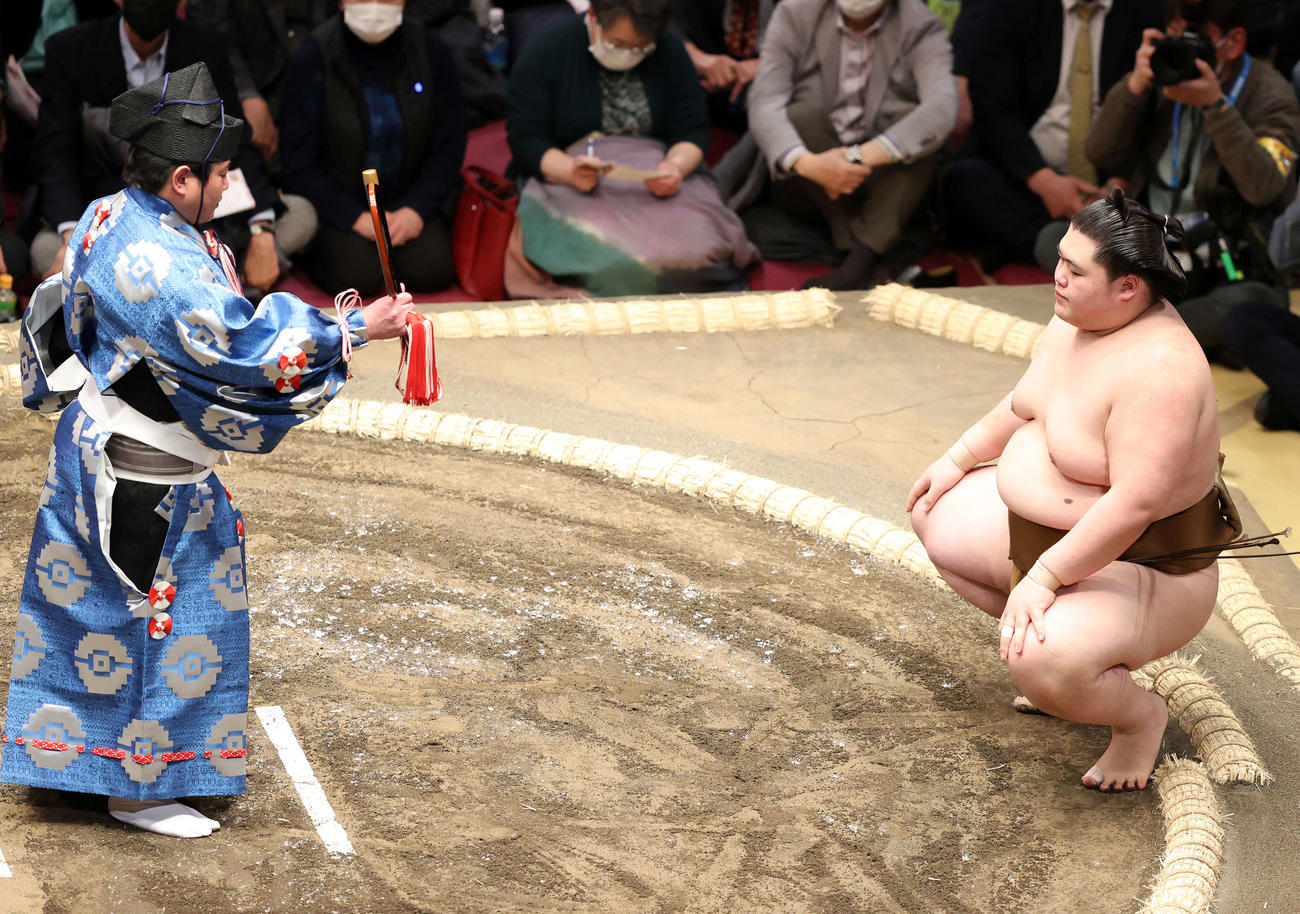 魁聖を押し出しで破り勝ち名乗りを受ける王鵬（撮影・鈴木正人）