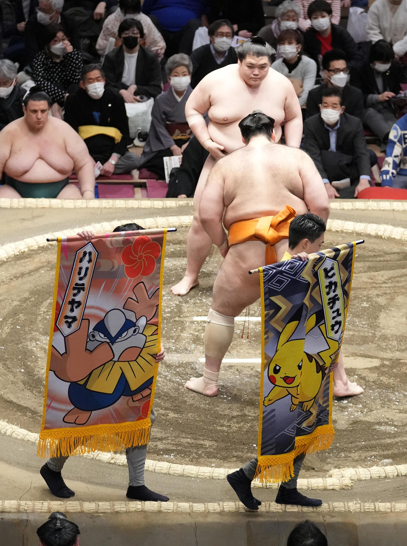 王鵬と魁聖の一番に懸けられたポケットモンスターの懸賞旗（撮影・小沢裕）