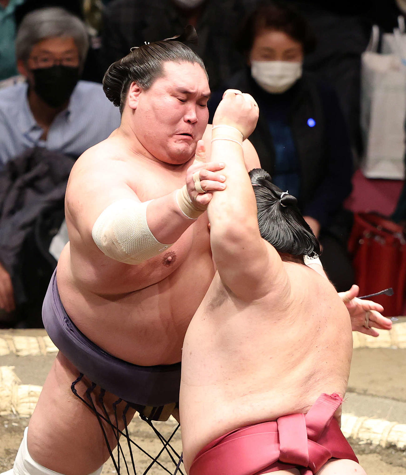 大栄翔（右）を攻める照ノ富士（撮影・鈴木正人）