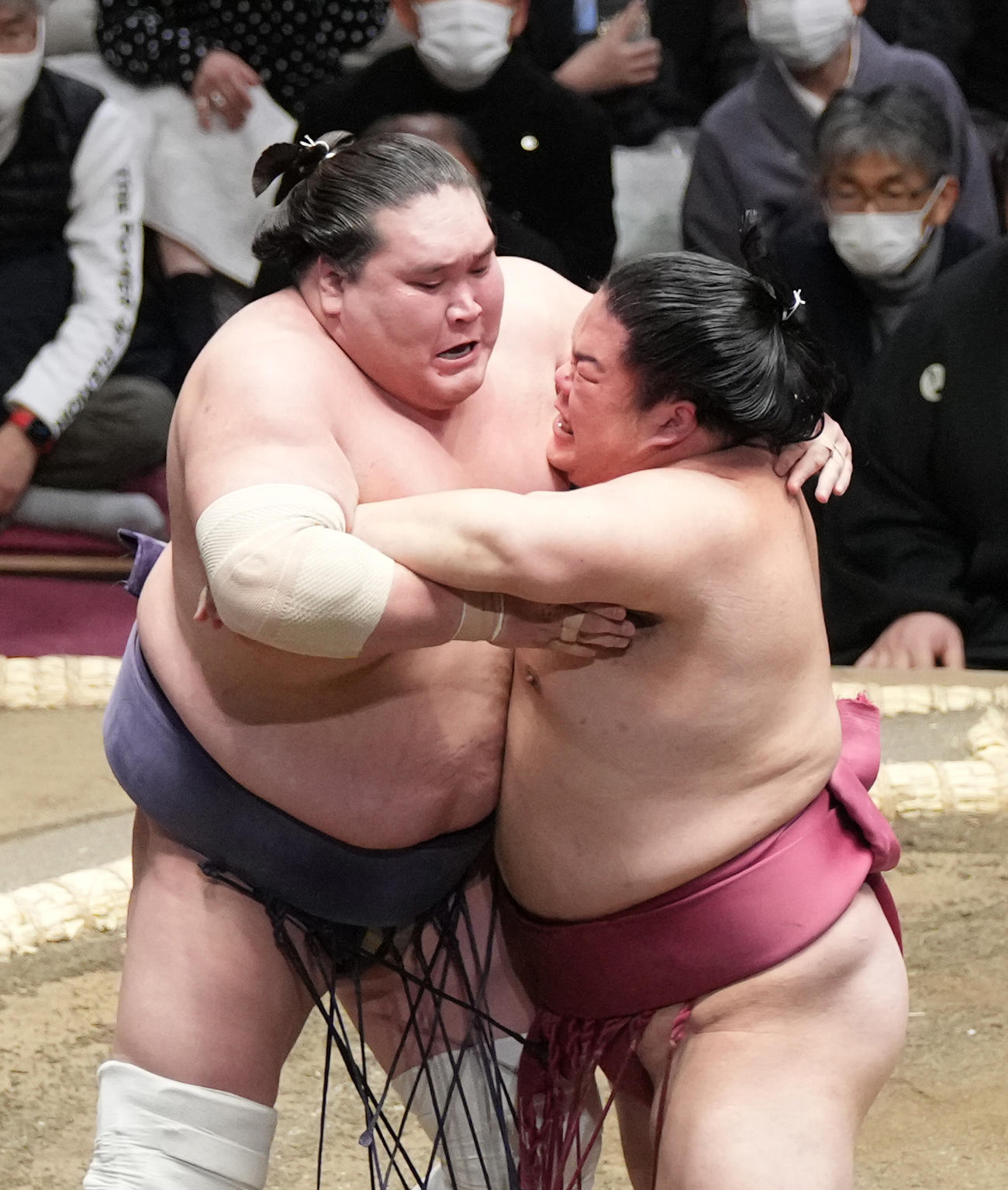 大栄翔を（右）を抱え込み攻めを封じた照ノ富士（撮影・小沢裕）
