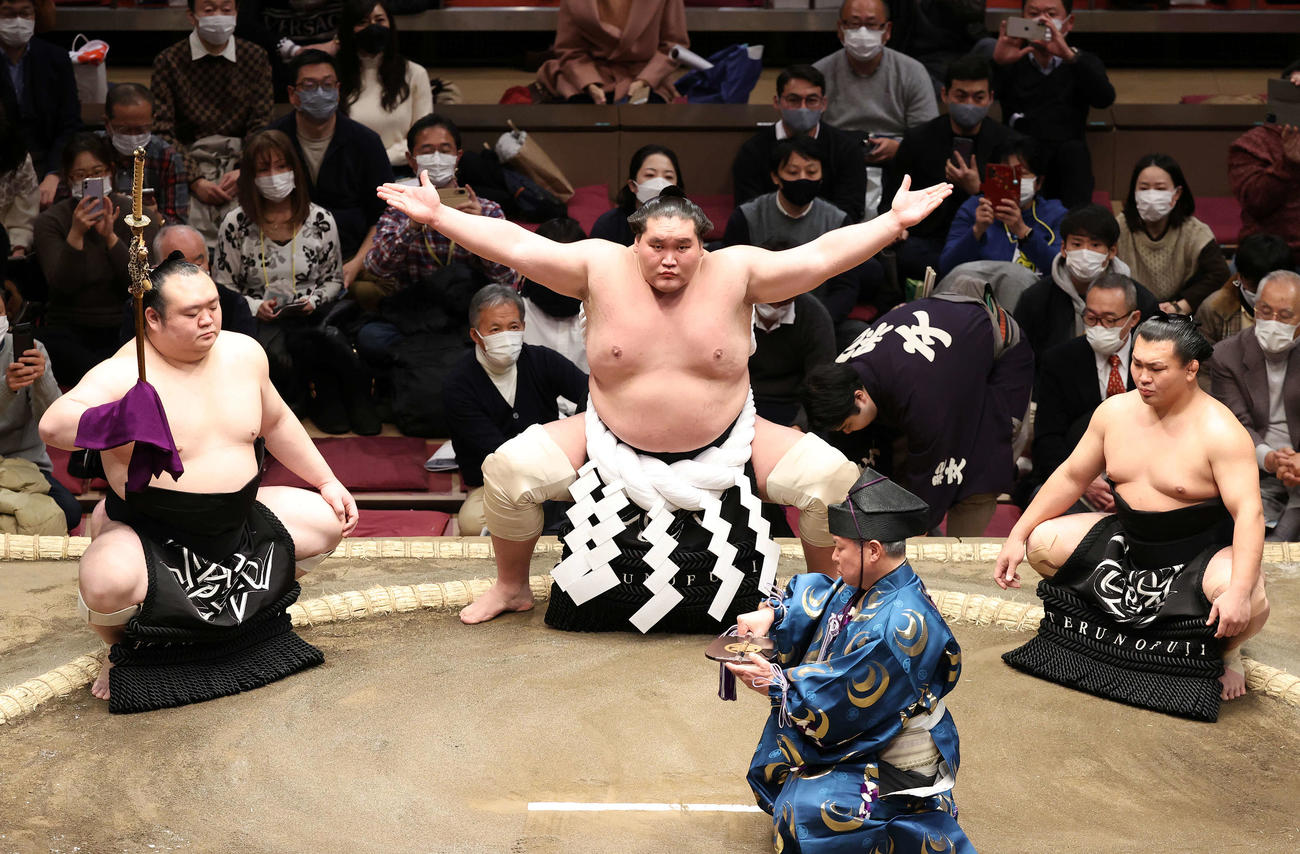 土俵入りする照ノ富士、露払いは照強、太刀持ちは宝富士、行司は式守伊之助（撮影・鈴木正人）