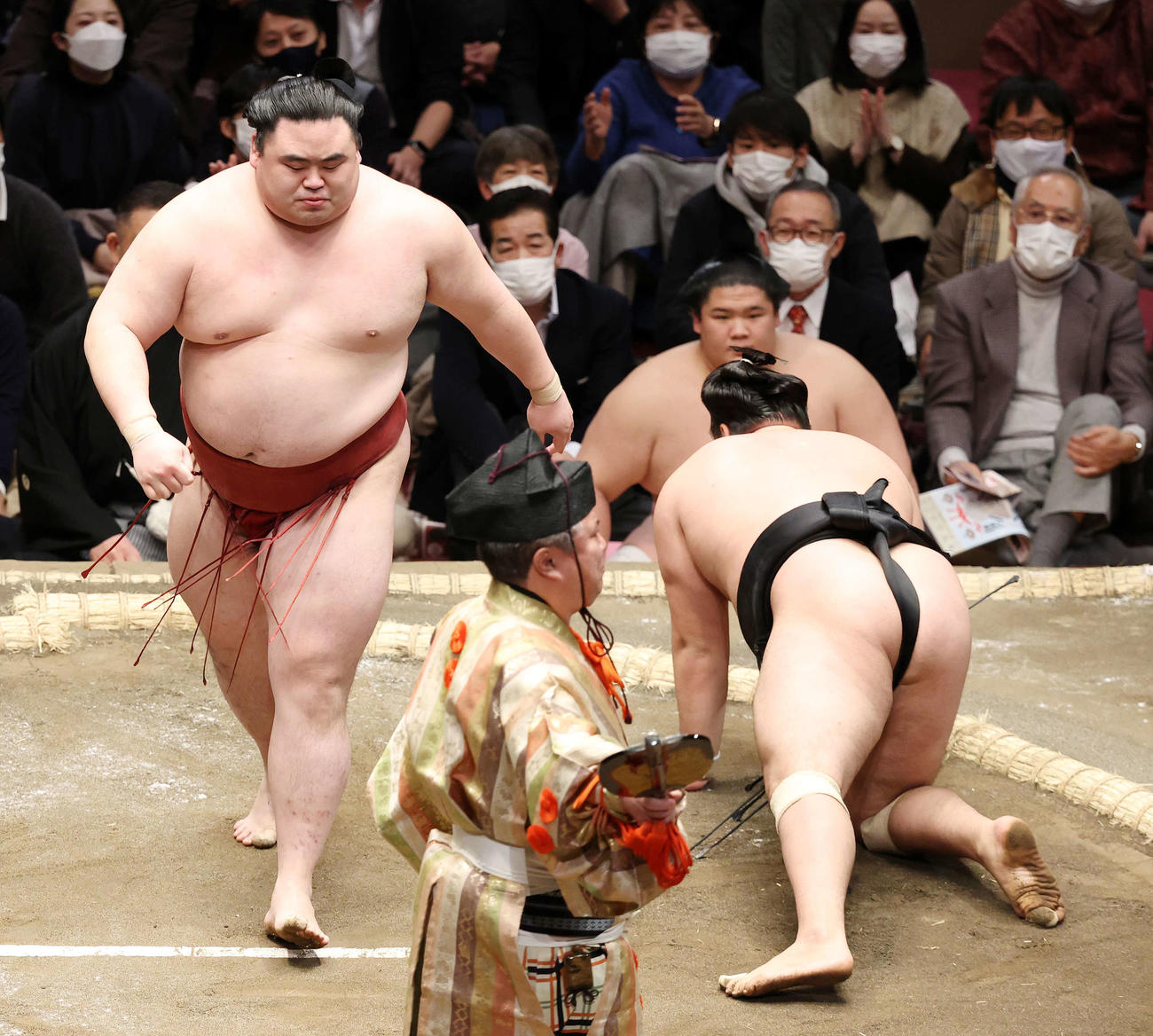 霧馬山（右）を肩すかしで破った隆の勝（撮影・鈴木正人）