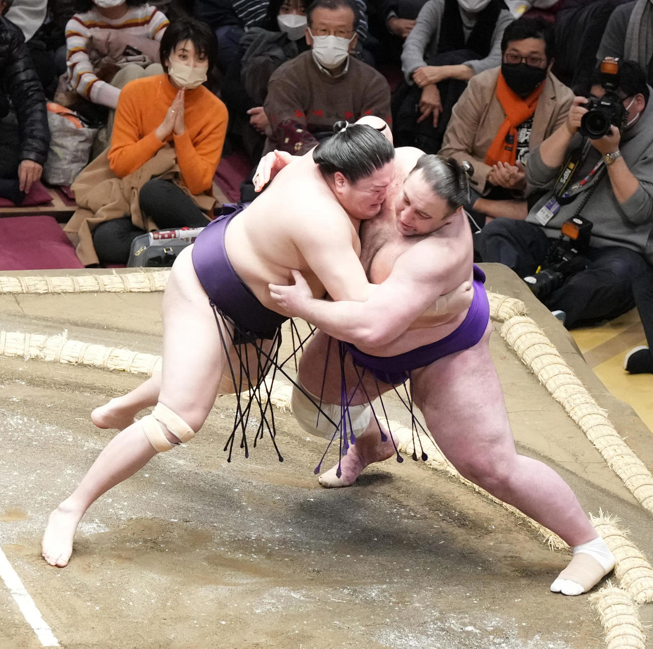 一山本（左）は栃ノ心を寄り切りで破る（撮影・小沢裕）