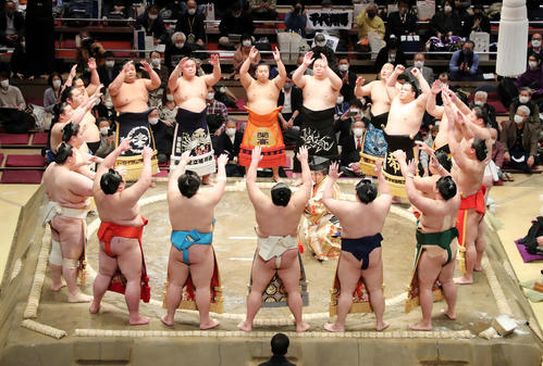 幕内土俵入り(撮影・鈴木正人)