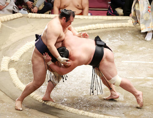 千代の国(左)を寄り切りで破る妙義龍(撮影・鈴木正人)
