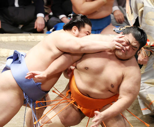 志摩ノ海(右)を激しく攻める翔猿(撮影・鈴木正人)