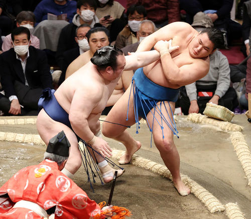 豊昇龍(右)を押し出しで破る宝富士(撮影・鈴木正人)