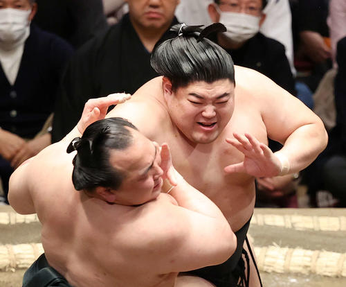 千代翔馬(左)を激しく攻める阿炎(撮影・鈴木正人)