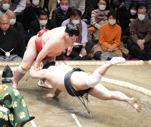 阿武咲(左)は隠岐の海を引き落としで破る(撮影・小沢裕)