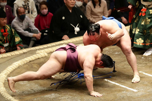 遠藤を上手出し投げで破った北勝富士(撮影・丹羽敏通)