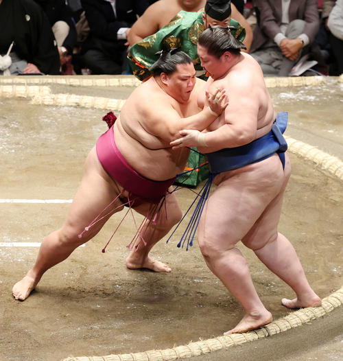 逸ノ城(右)を攻める御嶽海(撮影・鈴木正人)