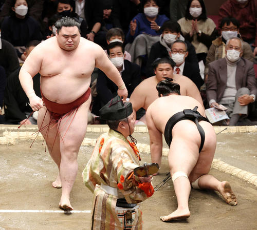 霧馬山(右)を肩すかしで破った隆の勝(撮影・鈴木正人)