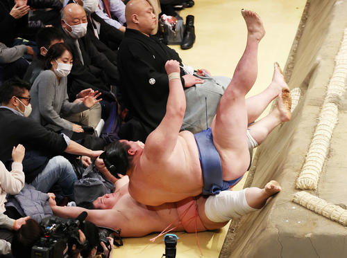 正代(右)に押し出しで敗れた宇良(撮影・鈴木正人)