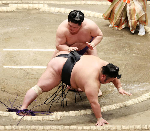 貴景勝(手前)を突き落としで破る明生(撮影・鈴木正人)