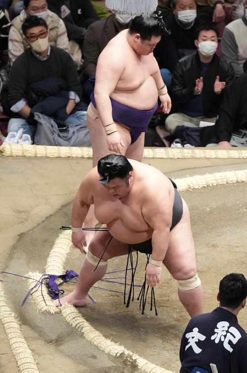 貴景勝(手前)は明生に突き落としで敗れる(撮影・小沢裕)