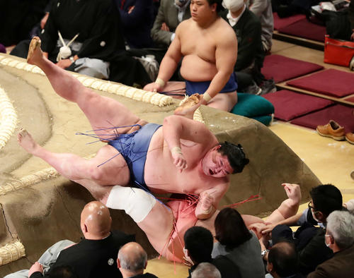 正代に押し出しで敗れた宇良(撮影・丹羽敏通)