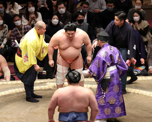 呼び出しに支えられ礼をする宇良(撮影・鈴木正人)