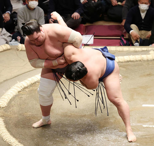若隆景(右)を小手投げで破る照ノ富士(撮影・鈴木正人)