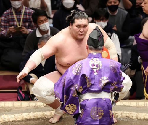 若隆景を小手投げで破り勝ち名乗りを受ける照ノ富士(撮影・鈴木正人)