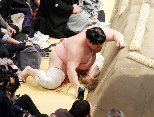 土俵下で立ち上がれない宇良(撮影・鈴木正人)