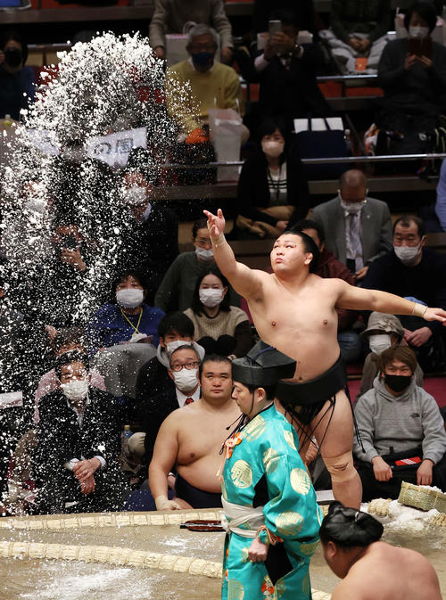 豪快に塩をまく照強(撮影・鈴木正人)