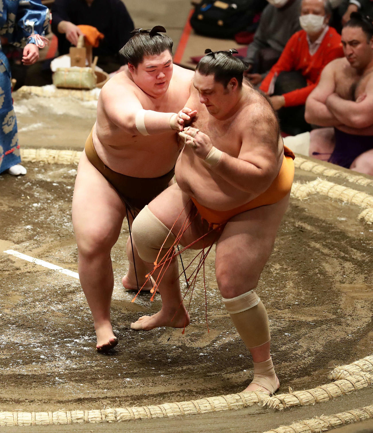 魁聖（右）を押し出しで破った王鵬（撮影・丹羽敏通）