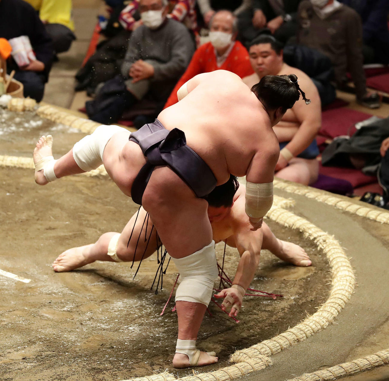 大相撲初場所初日　片足立ちになりながら大栄翔をはたき込みで破った照ノ富士（手前）（撮影・丹羽敏通）