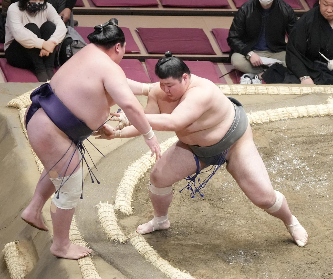 矢後（左）を寄り切りで破る熱海富士（撮影・小沢裕）