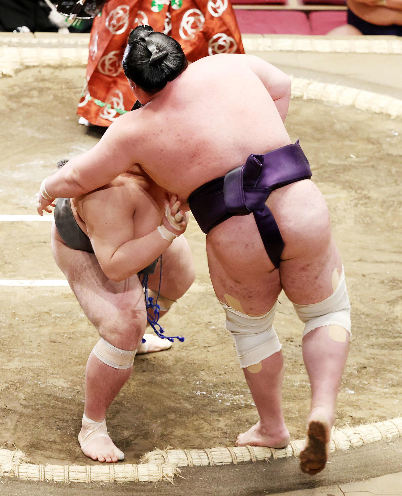 矢後（右）を寄り切りで破る熱海富士（撮影・鈴木正人）