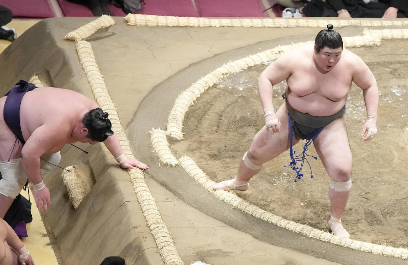 矢後（左）を寄り切りで破る熱海富士（撮影・小沢裕）