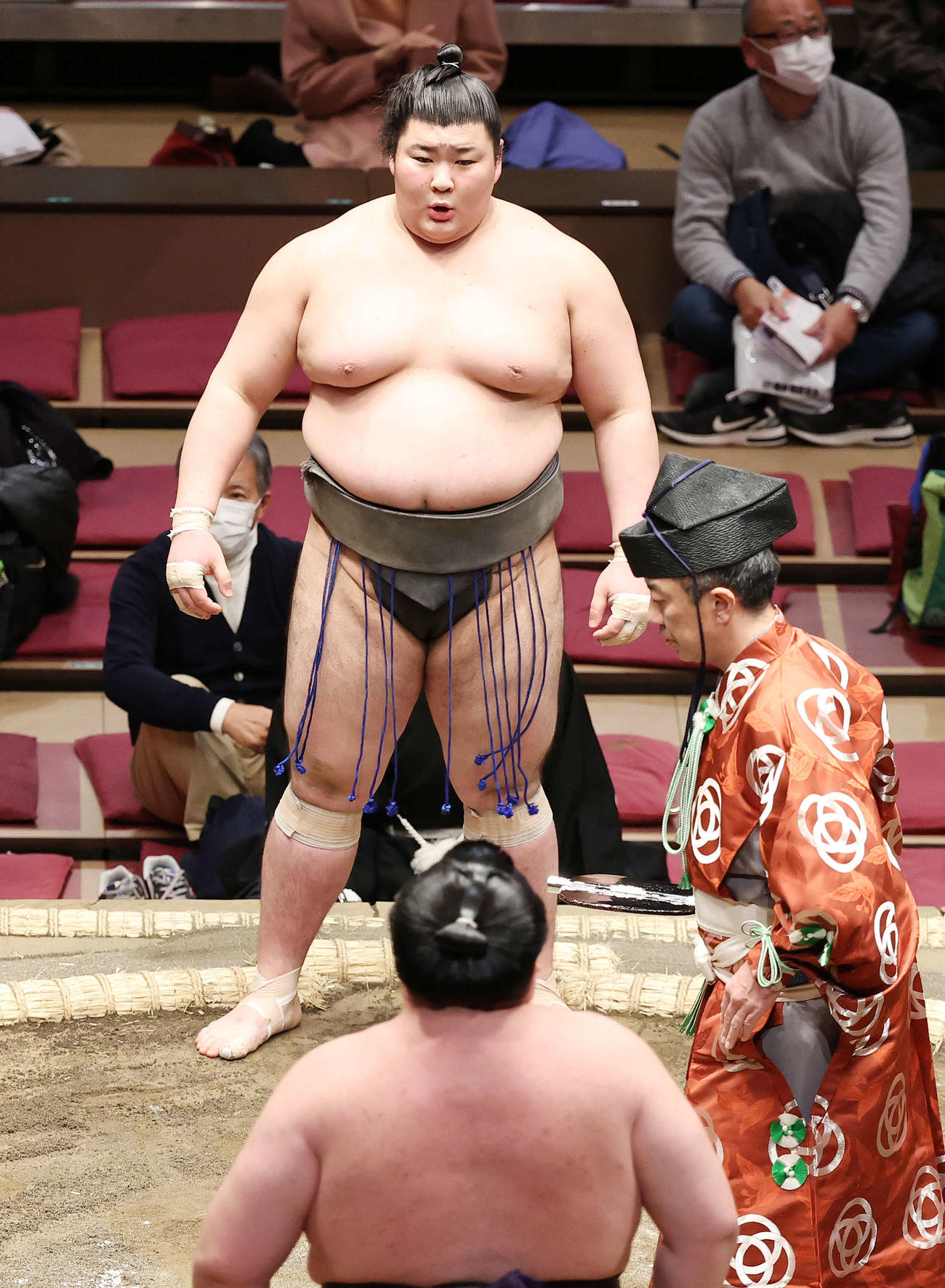 矢後（手前）を寄り切りで破った熱海富士（撮影・鈴木正人）