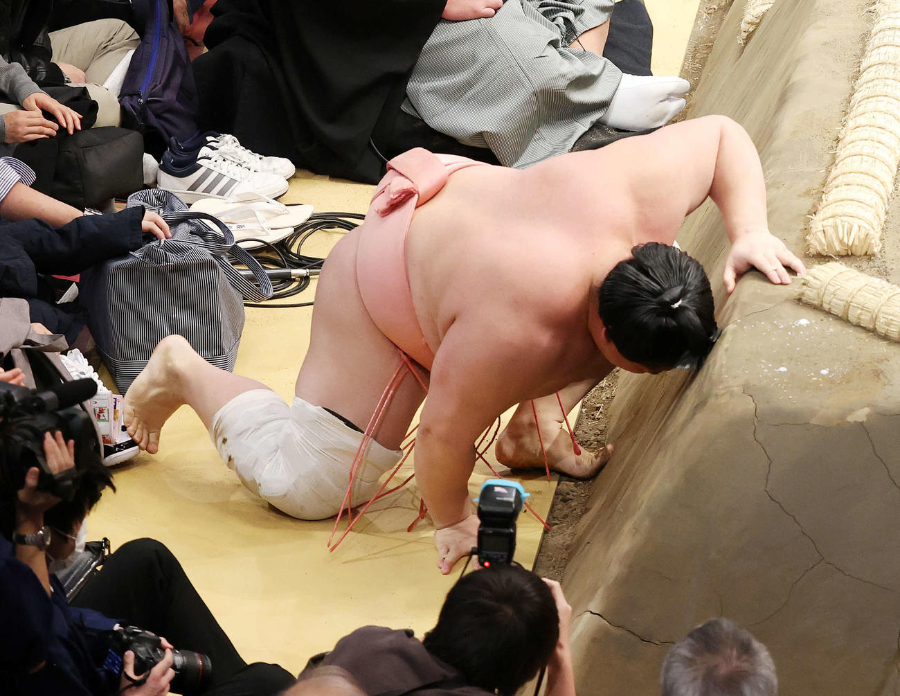 土俵下で立ち上がれない宇良（撮影・鈴木正人）