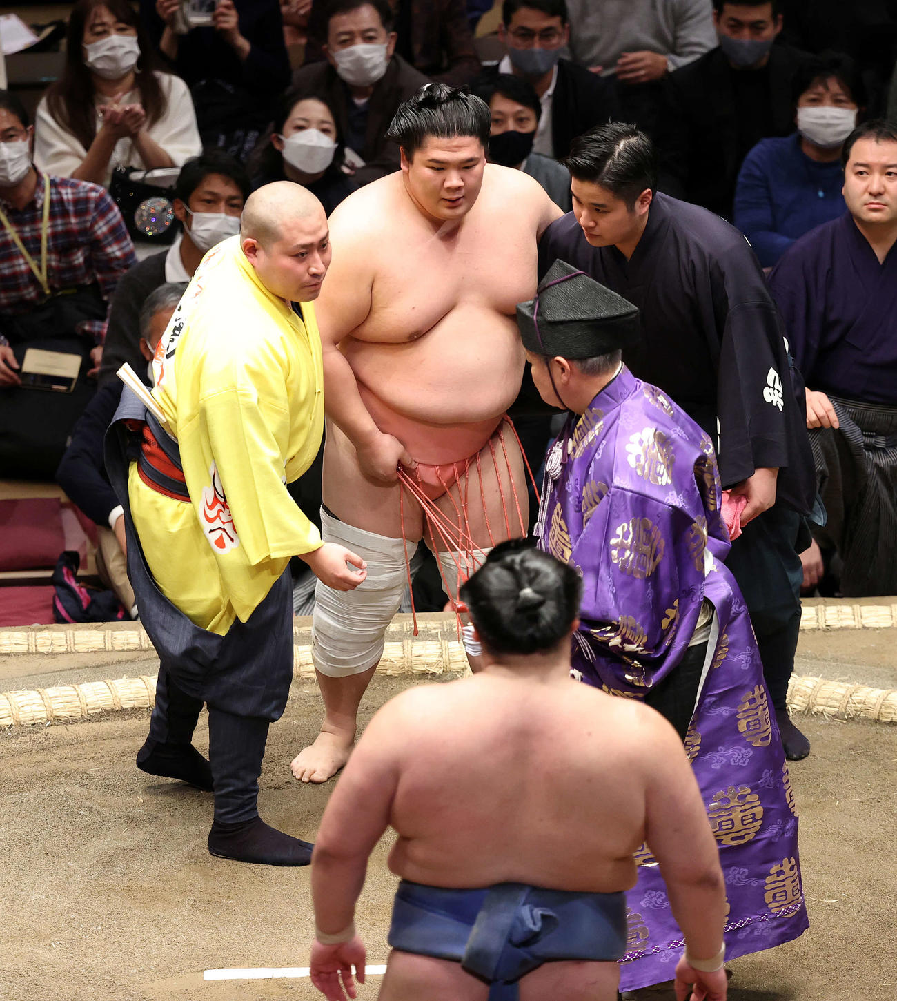 呼び出しに支えられ礼をする宇良（撮影・鈴木正人）