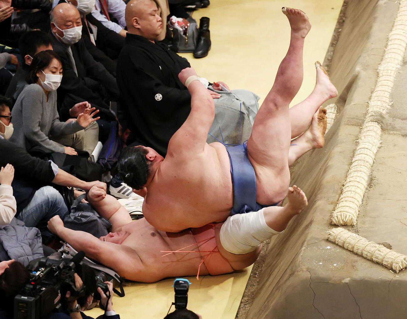 正代（右）に押し出しで敗れた宇良（撮影・鈴木正人）