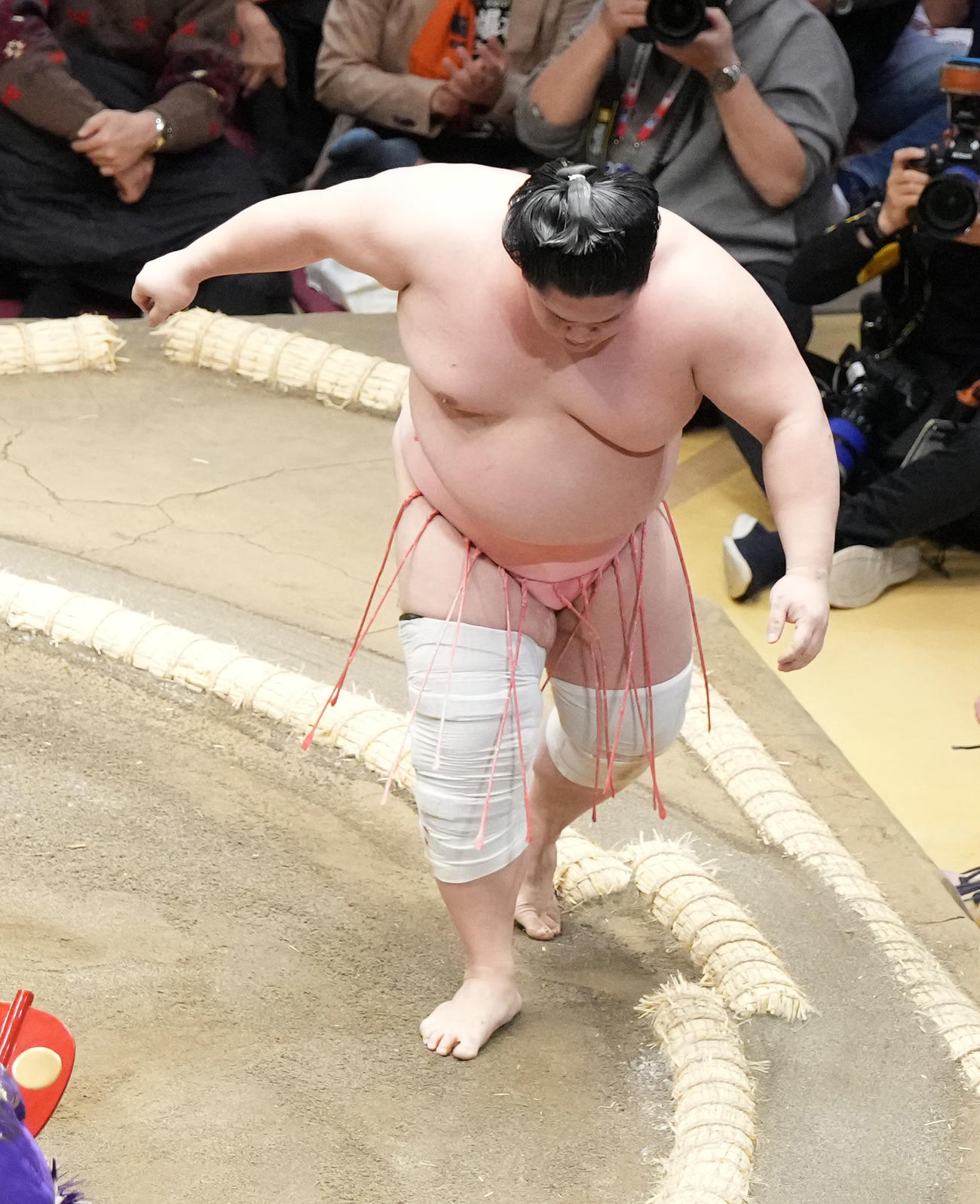 自力で土俵に上がるもふらつく宇良（撮影・小沢裕）