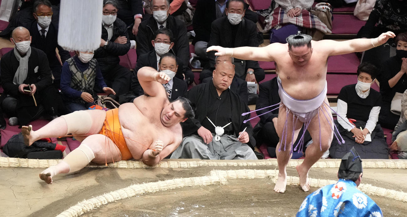 琴恵光（右）は魁聖を突き落としで破る（撮影・小沢裕）